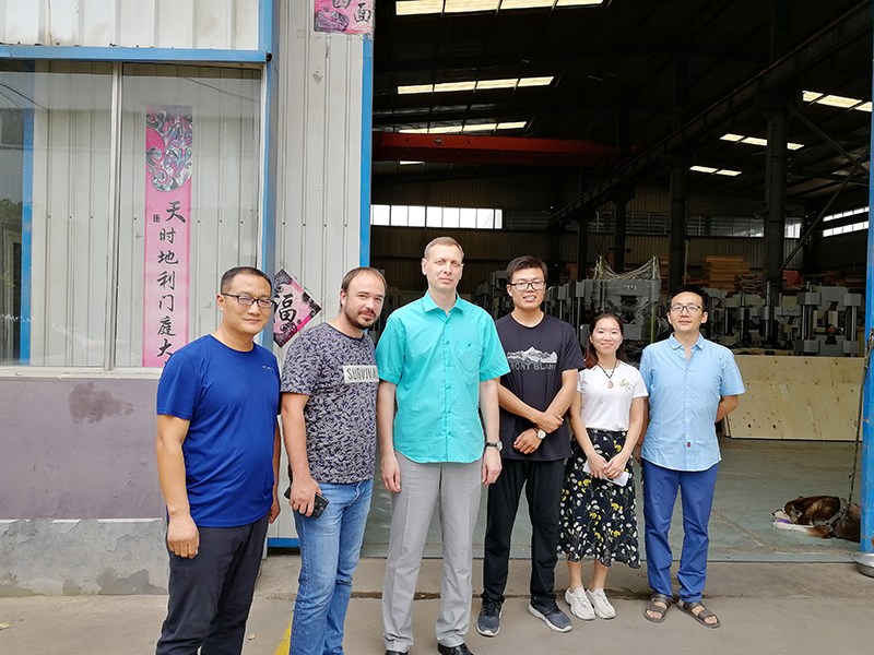 俄羅斯客戶(hù)到廠(chǎng)驗(yàn)收機(jī)器，獲得客戶(hù)一致好評(píng)